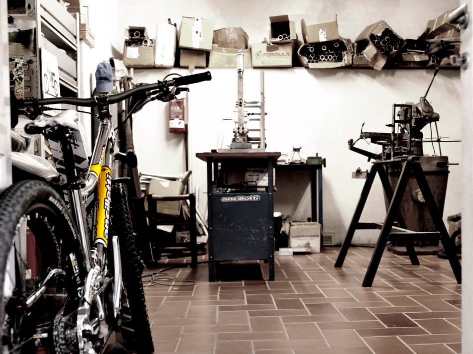 L'officina di Alberto e Tomaso Ancillotti durante la visita di MTB-Mag
